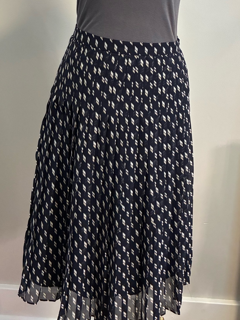 Ann Taylor pleated skirt navy and cream geometric "diamond” pattern. Size 4. EUC